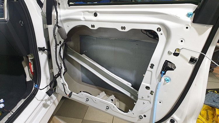 Шумоизоляция дверей BMW X5 G05 2019